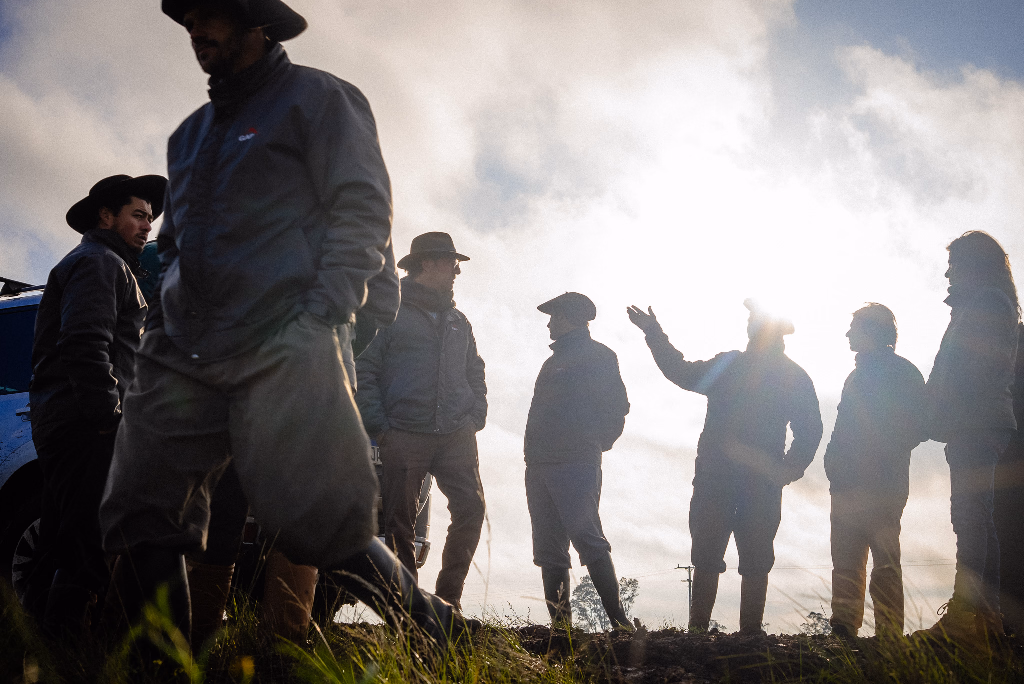 Equipe GAP percorre o campo ao amanhecer durante uma jornada de avaliação