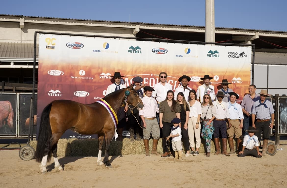 Equipe GAP reunida com um Cavalo Crioulo após premiação